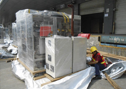 北京設備搬遷在進行精密儀器包裝